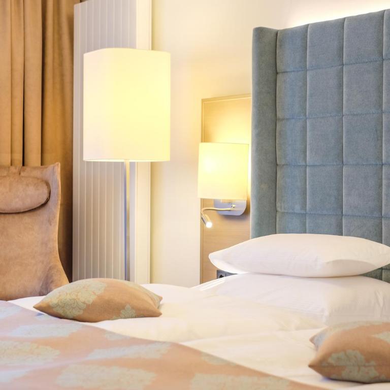 Hotel Warmbaderhof - Doppelzimmer Parkallee mit Parkblick - 8
