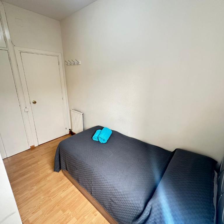 Rooms in Apartment Paris - Single Room with Shared Bathroom - 1