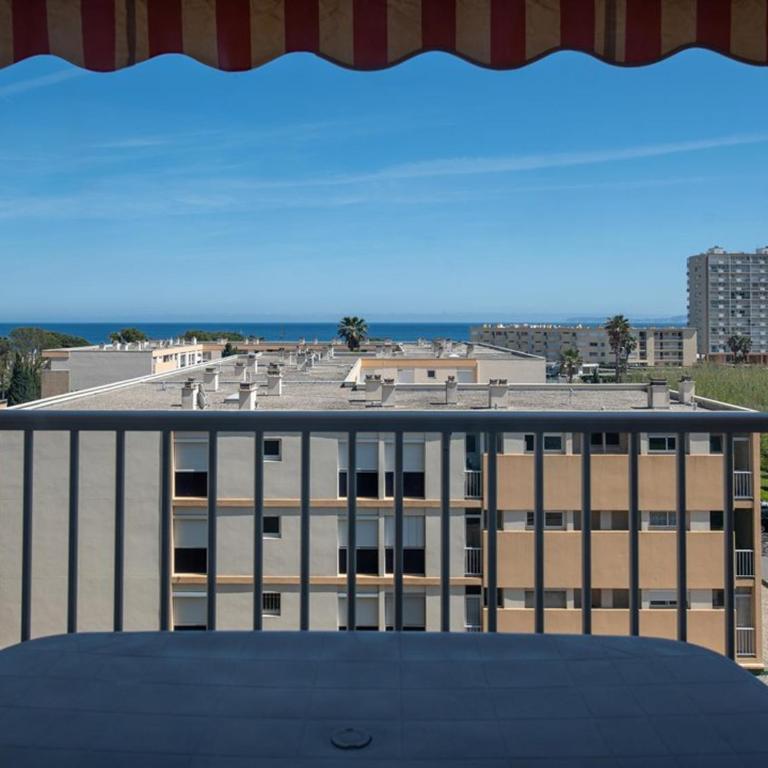 Le Lavandou, T3 climatisé 4 pers, proximité plage, parking - FR-1-803-59 - Apartment - 11