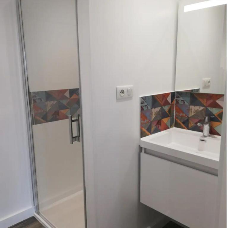 Bas de villa, vue mer, terrasse, clim, piscine - One-Bedroom Apartment - 20