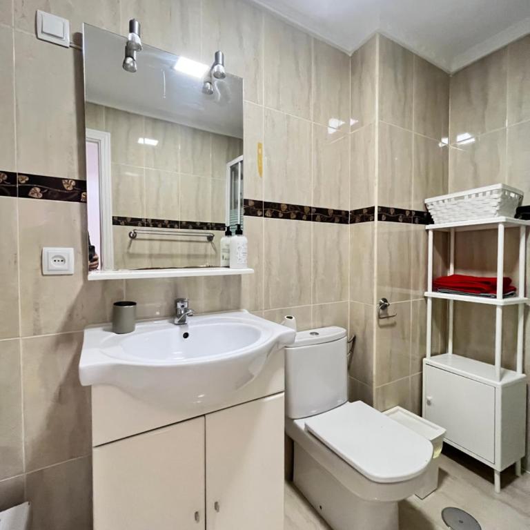 Exclusivo Terraza Tortosa Temporal - Five-Bedroom Deluxe Apartment - 35