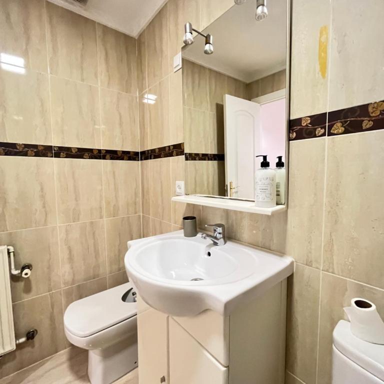 Exclusivo Terraza Tortosa Temporal - Five-Bedroom Deluxe Apartment - 36