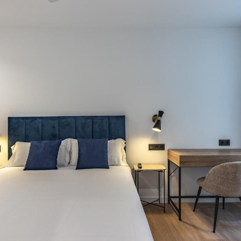Arenal Suites Bilbao - Deluxe Double Room with Bath - 1