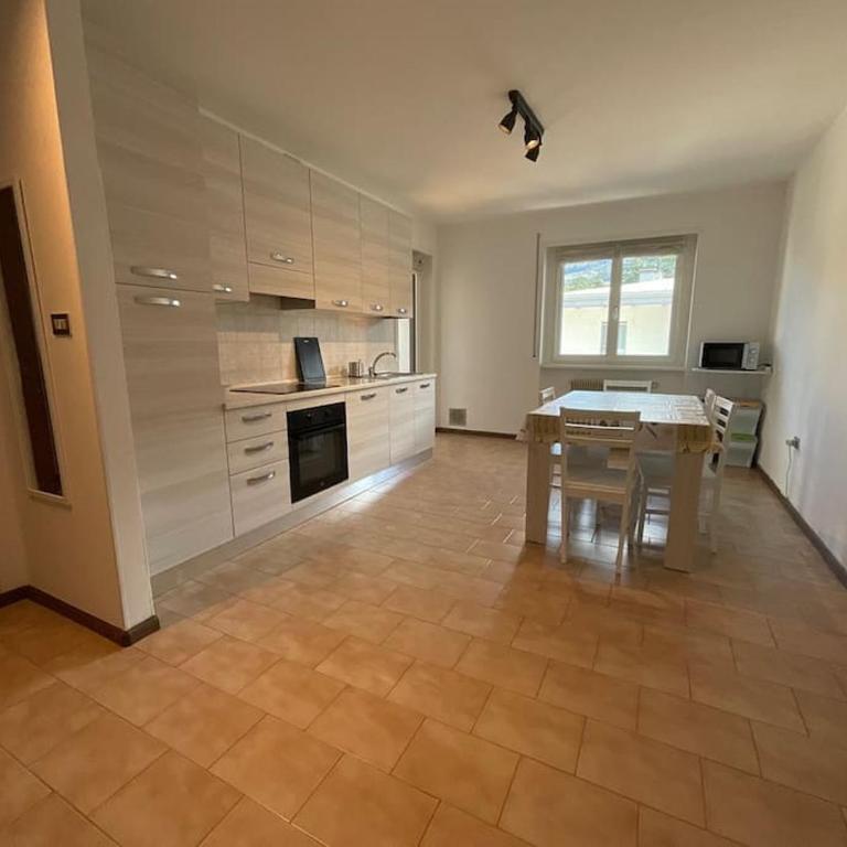 Casa di Tom con balcone, parcheggio e self check in - Appartamento con 2 Camere da Letto - 8