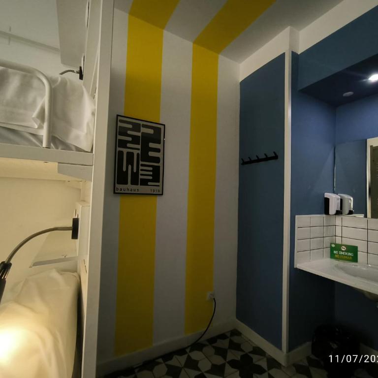 Feel Hostels Soho Malaga - Cama en habitación compartida mixta con 6 camas y baño privado - 2