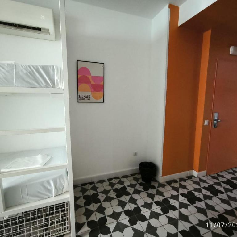 Feel Hostels Soho Malaga - Cama en habitación compartida mixta con 6 camas y baño privado - 4