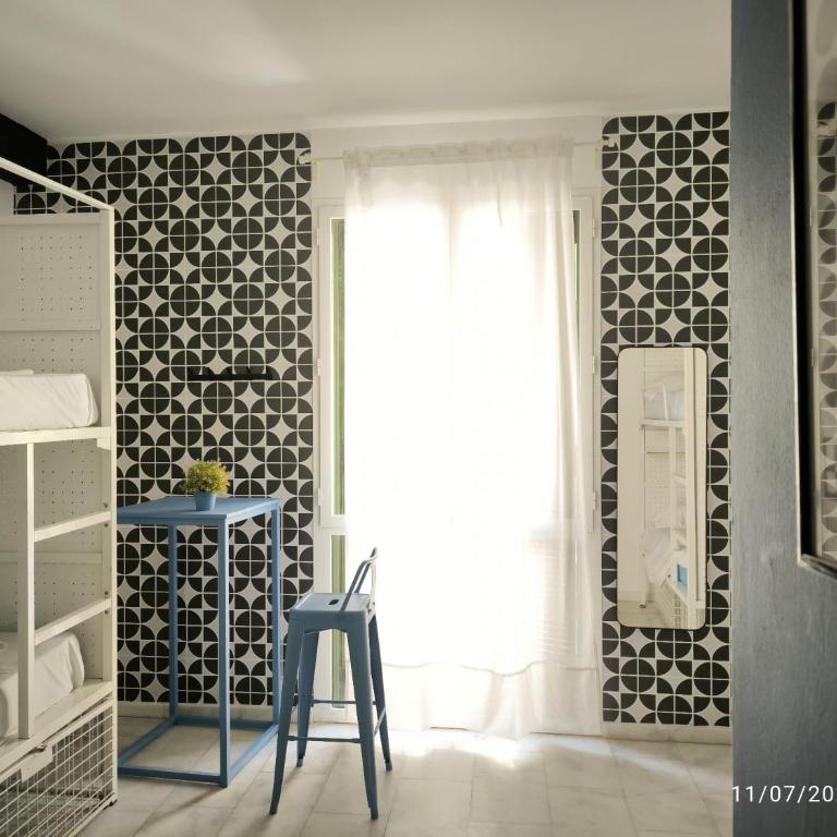 Feel Hostels Soho Malaga - Habitación Cuádruple con baño privado - 1