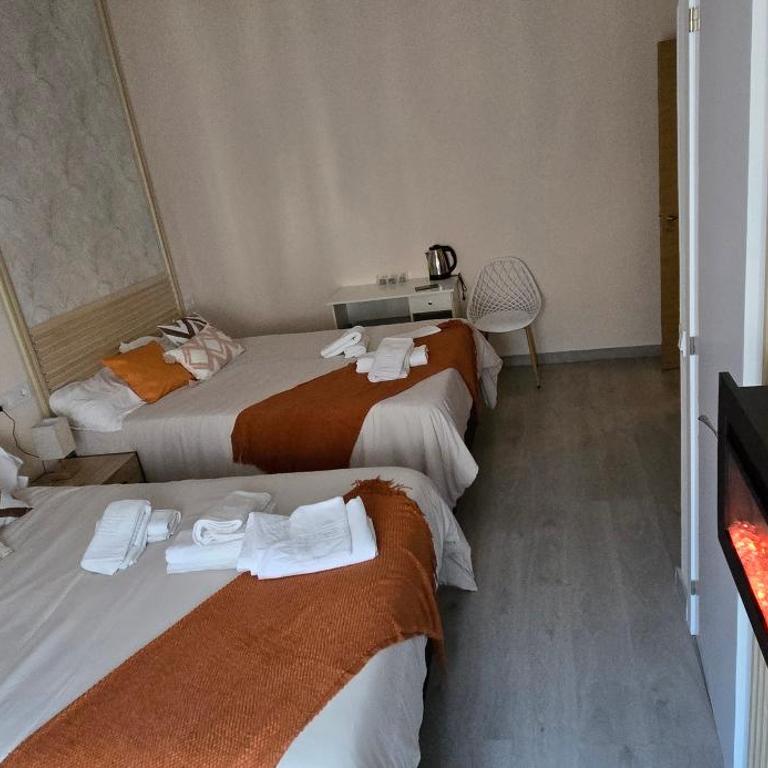 Habitaciones Universal - Quadruple Room with Private Bathroom - 1