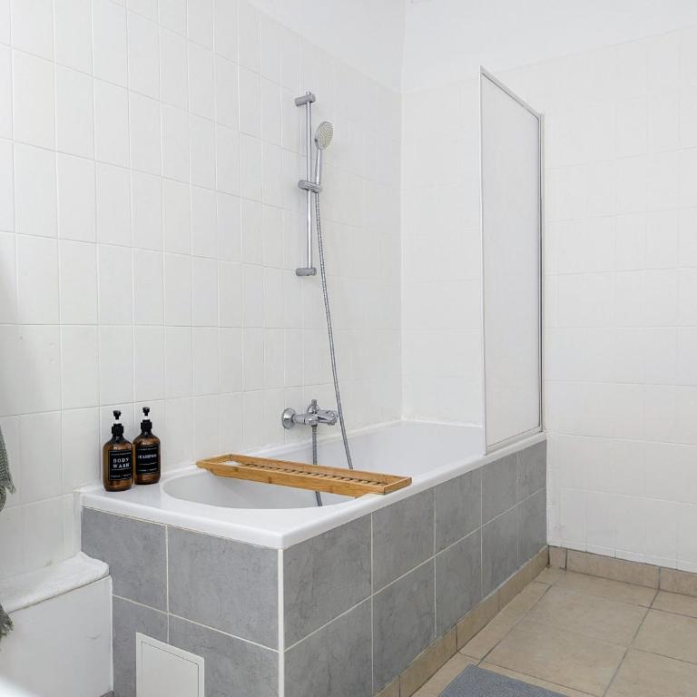 Le 39 Victor Hugo by GC - Grand F4 Cosy avec Billard & wifi - Appartement 3 Chambres - 17