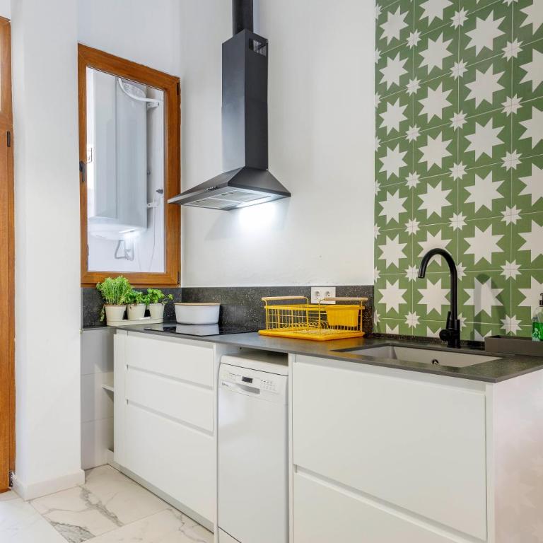 Artisan Haven: El Cabanyal Oasis - Three-Bedroom House - 9