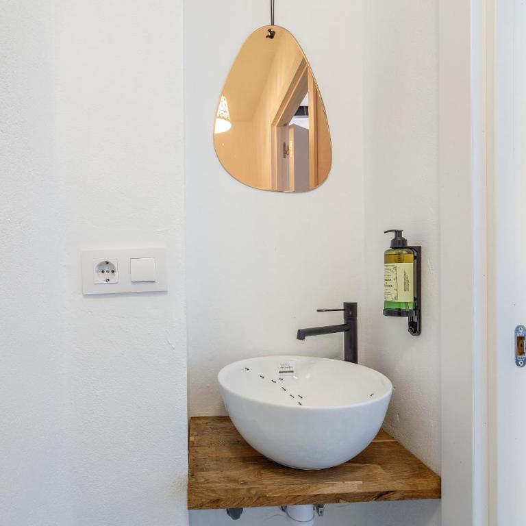 Artisan Haven: El Cabanyal Oasis - Three-Bedroom House - 11