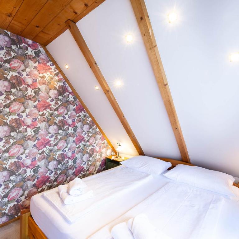 Stoffbauer GmbH - Doppel- oder Zweibettzimmer - 1
