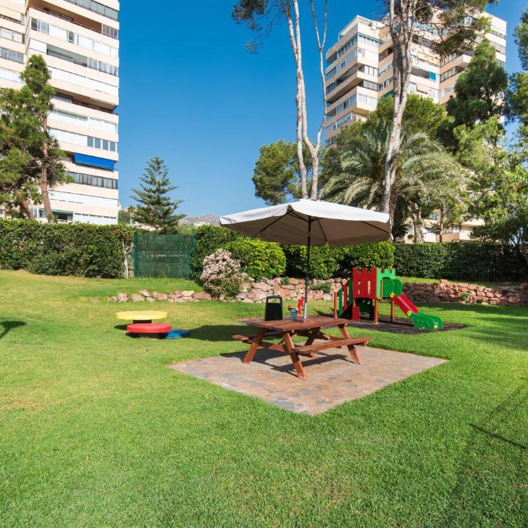 MAGIC OF THE OCEAN, front Line Beach in Playamar-Parking, Sea Views, Pool, tenis, paddle, wifi and Aircon - Apartamento de 3 dormitorios - 46
