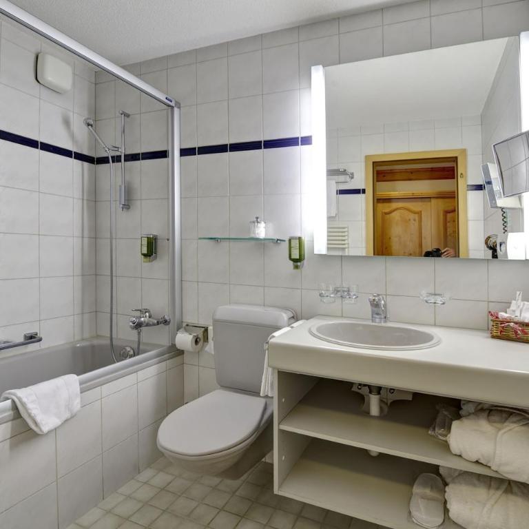 Hotel Kirchbühl Superior - Dreibettzimmer mit Bergblick - 1