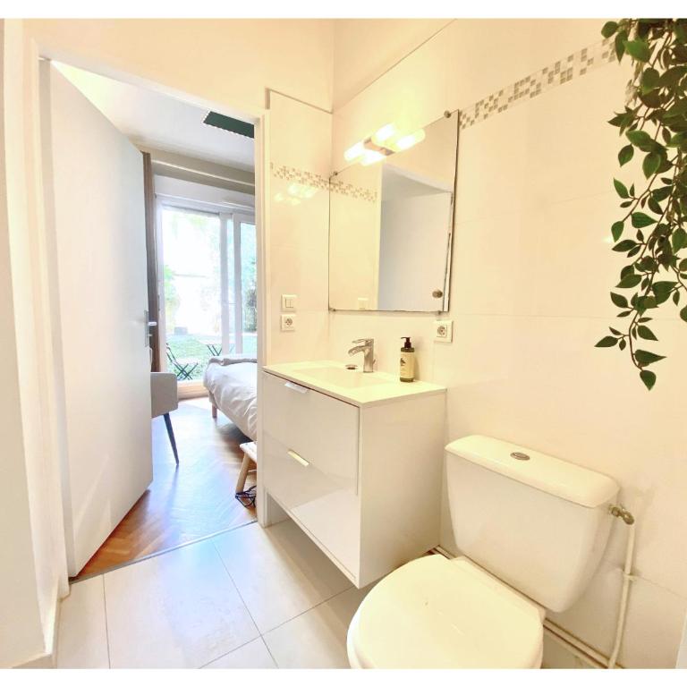 Chambre Cosy chez l habitant avec salle de bain et jardin privé - Chambre Lit Queen-Size - Vue sur Jardin - 11