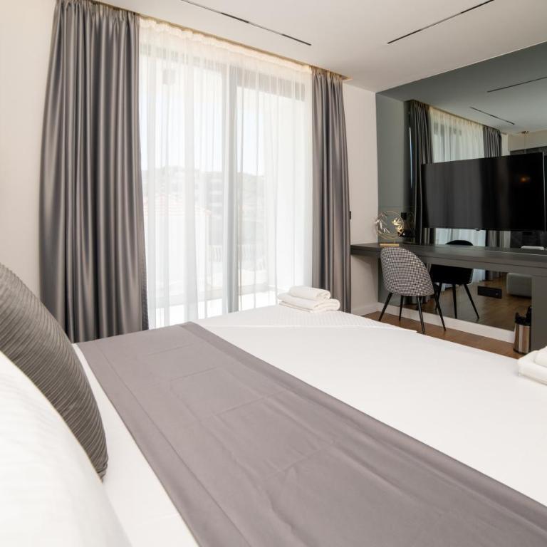 Hotel Teuta - Deluks Dvokrevetna Soba sa Bračnim Krevetom - 2