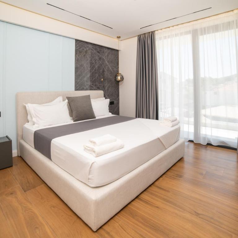 Hotel Teuta - Deluks Dvokrevetna Soba sa Bračnim Krevetom - 4