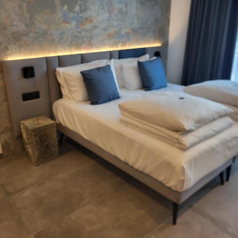 Attilio High Living Suites - Adults Only - King Suite with Side Lake View and Balcony - 13