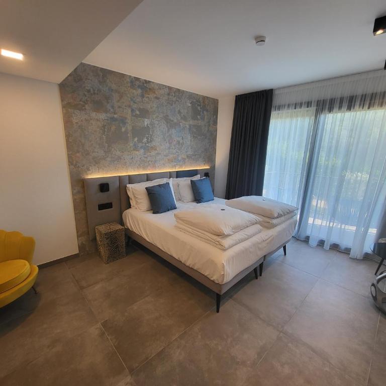 Attilio High Living Suites - Adults Only - King Suite with Side Lake View and Balcony - 11