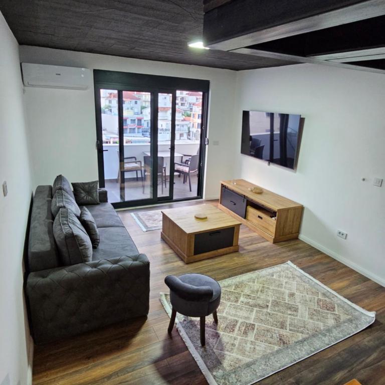 Apartments Ishmi in center of Ulcinj - Suite with City View - 5