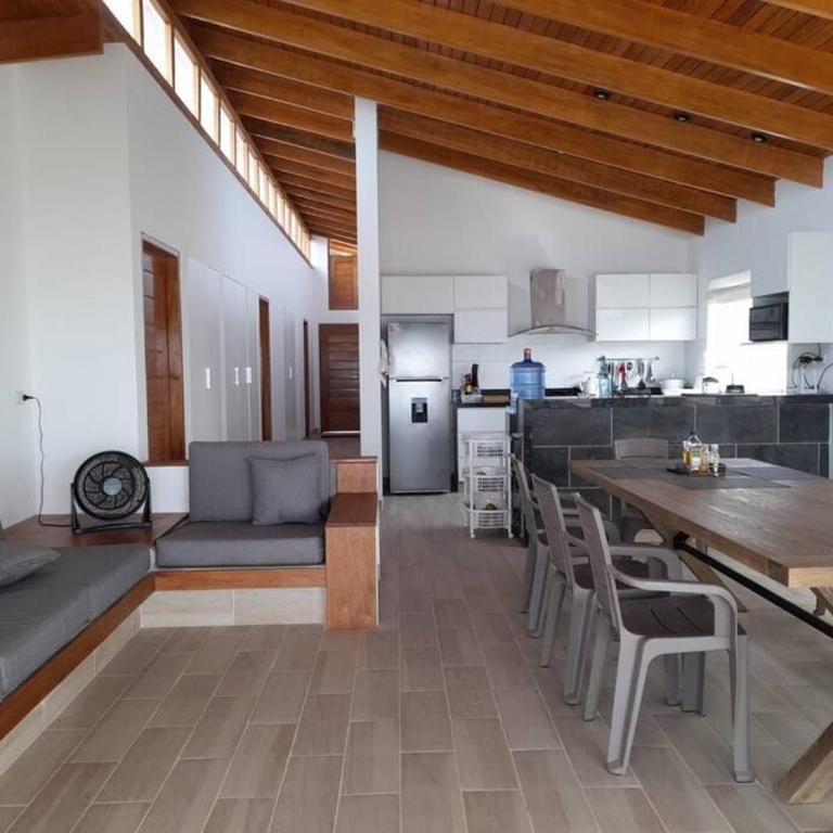 La Casa de David - Four-Bedroom House - 28