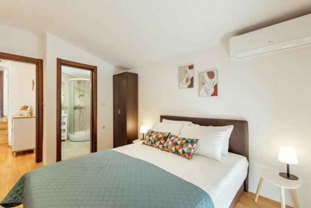 Vasiljevic Grand Apartment - Three-Bedroom Apartment - 19