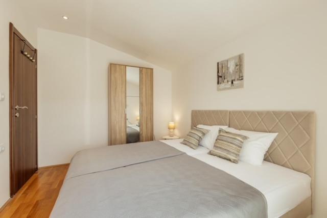 Vasiljevic Grand Apartment - Three-Bedroom Apartment - 34
