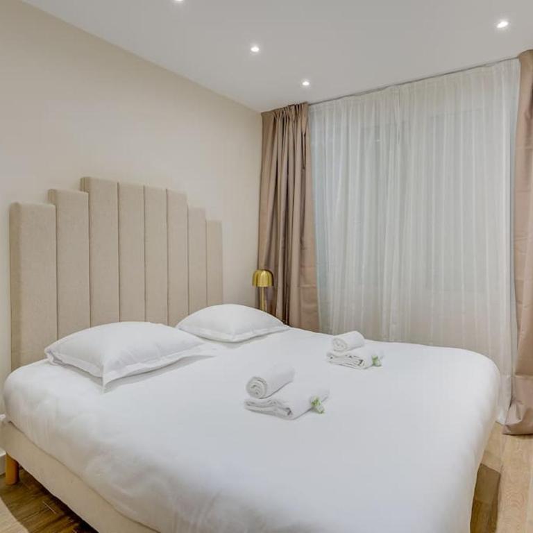 Peaceful Getaway near Marais - with AC - One-Bedroom Apartment - 12