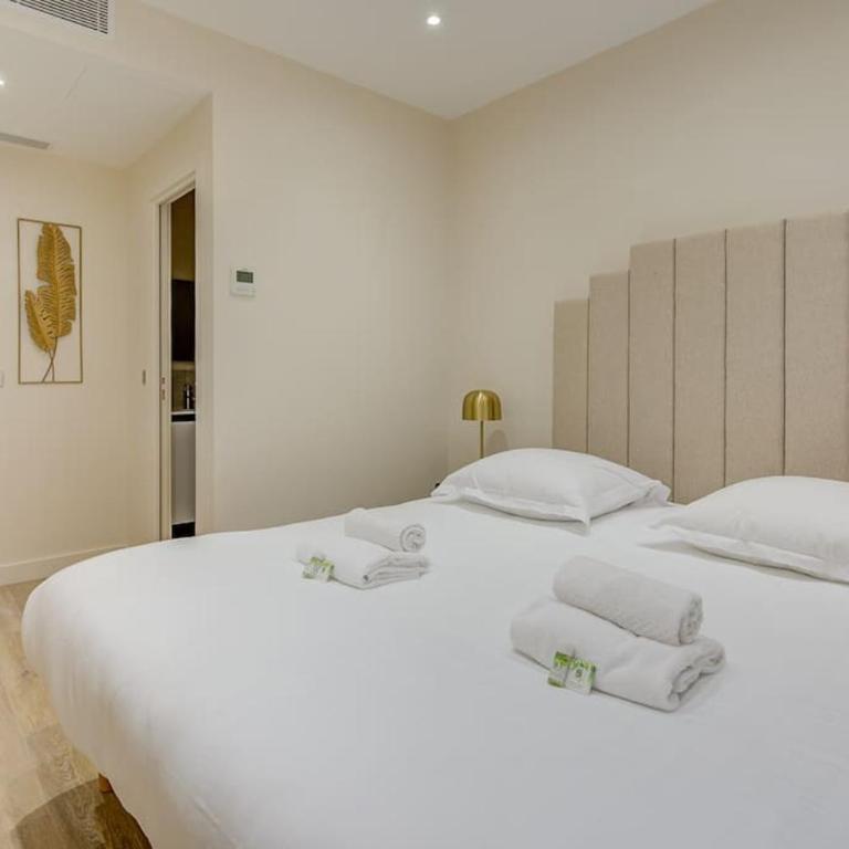 Peaceful Getaway near Marais - with AC - One-Bedroom Apartment - 13