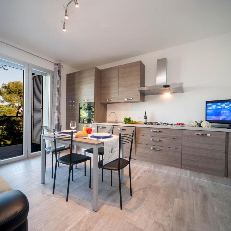 Appartamenti Residence Giardini CENTRALISSIMO AL MARE - Two-Bedroom Apartment with Balcony and Sea View - 5