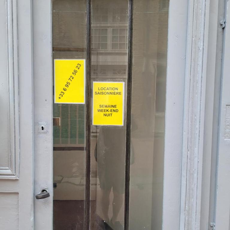 avec CLIMATISEUR APPARTEMENT DESIGN vous propose, un appartement 2 chambres et salon, 3 appartements une pièce, NETFLIX, lits faits à votre arrivée, serviettes de toilette, Ménage, Wifi ,Plage à 190m, BOX à Vélos, paiement 3 fois sans frais - Appartement avec Douche - 6