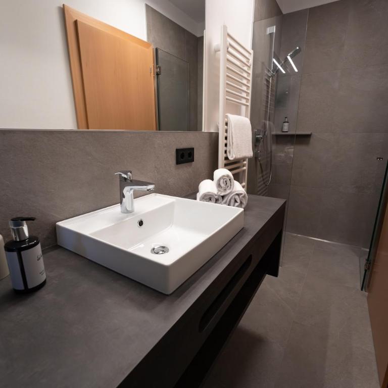 Self Service Hotel Schnalser Hof - Camera Tripla con Vista Strada - 4