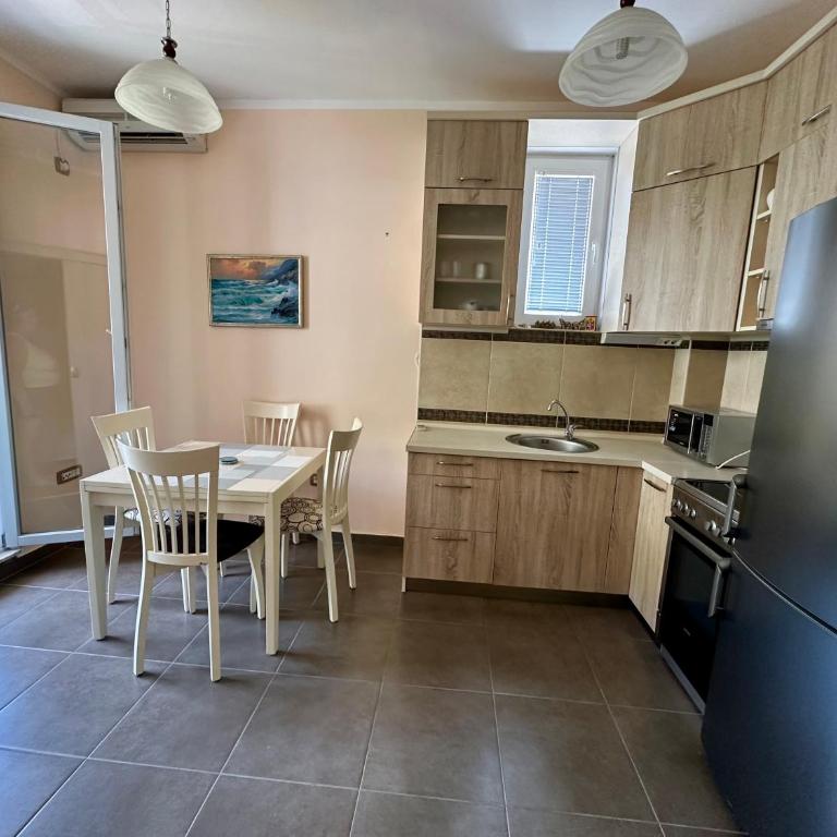 Petrovac Center Apartment - Apartment with Mountain View - 8