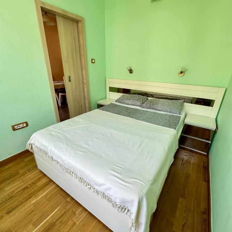 Petrovac Center Apartment - Apartment with Mountain View - 4