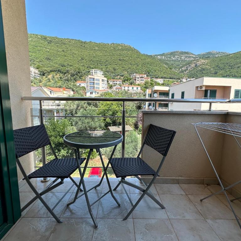 Petrovac Center Apartment - Apartment with Mountain View - 1
