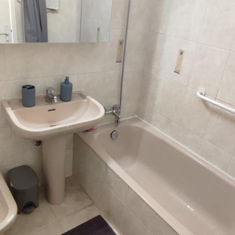 Trois pièces au cœur d'Antibes ! proche plage et parking a disposition - Two-Bedroom Apartment - 14