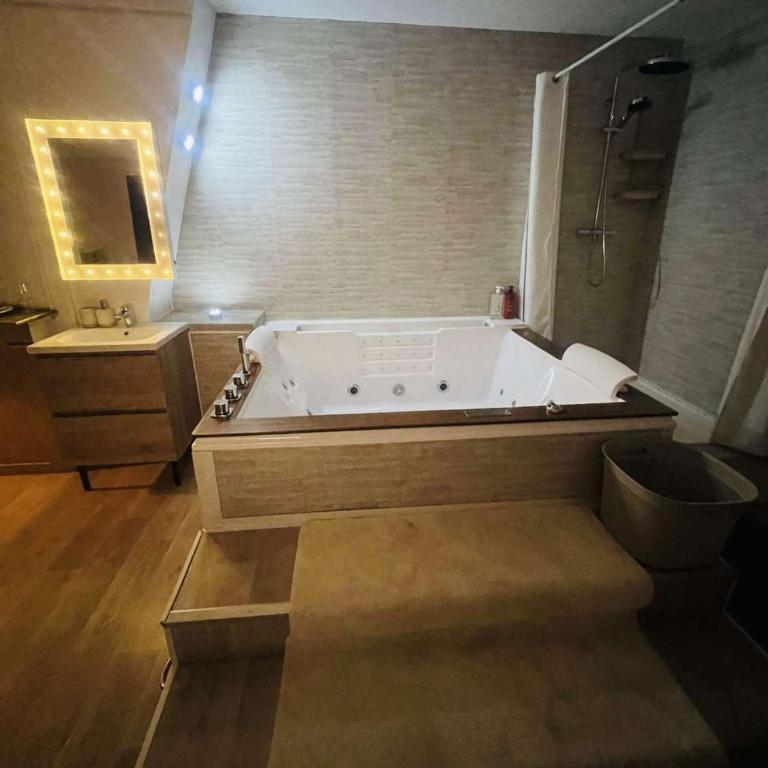 Loft ravissant 45m2 Jacuzzi RVB NIGHT 2 ÉTABLISSEMENT FERMÉ DÉFINITIVEMENT - Apartamento de 1 dormitorio - 4