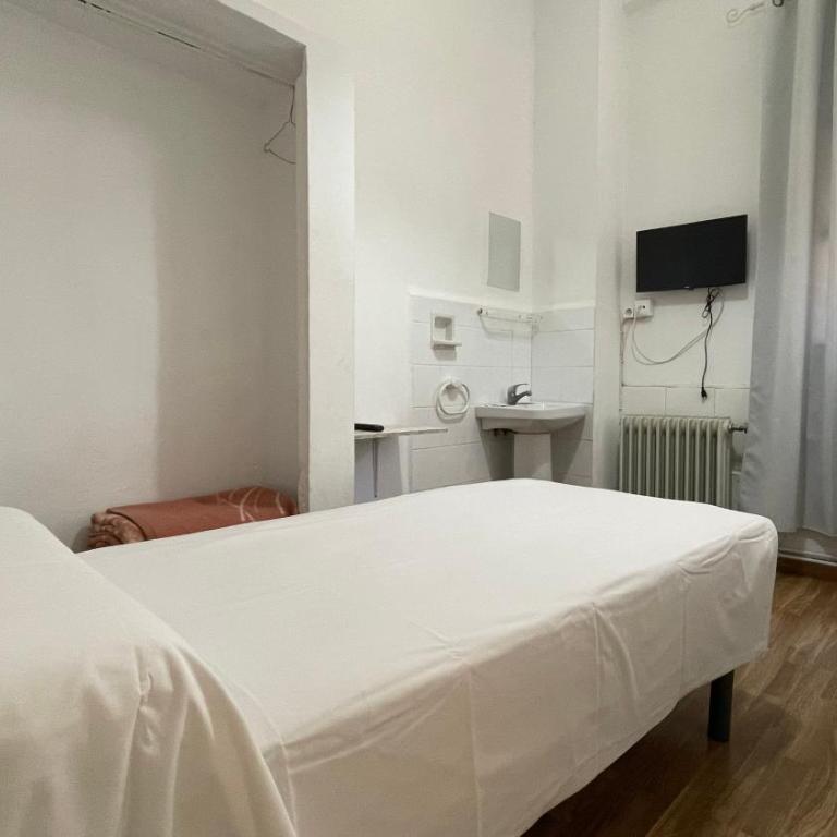Pensión Duquesa Bed & Breakfast - Basic Single Room with Shared Bathroom - 7