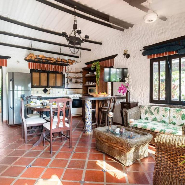 Cabaña de descanso con piscina-San Sebastian House - Five-Bedroom House - 7