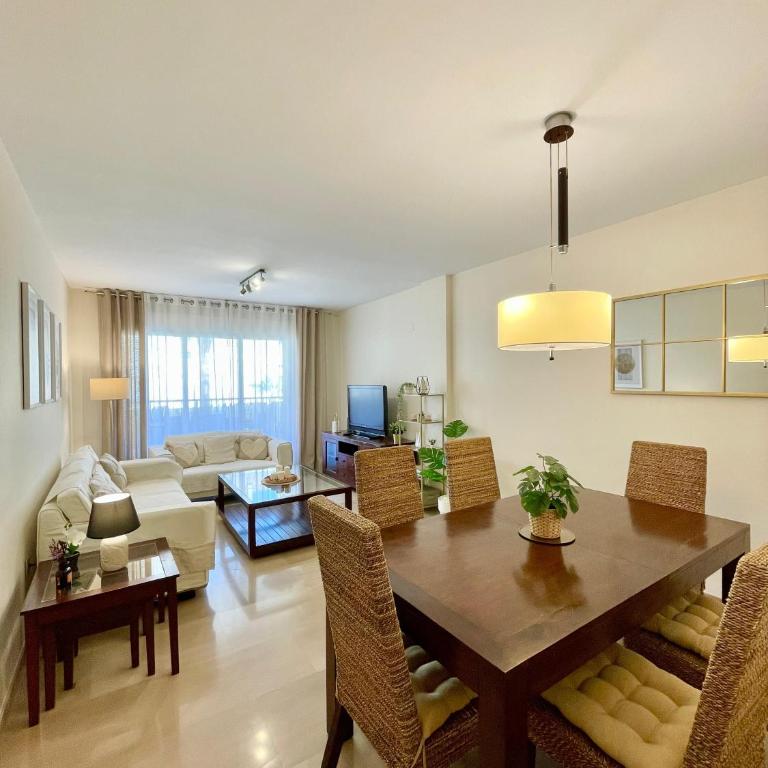Bonito apartamento en Denia con piscina y vistas - Three-Bedroom Apartment - 4