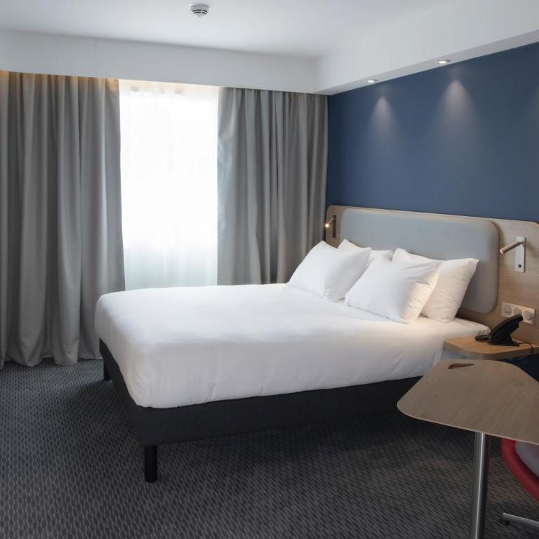 Holiday Inn Express Caen Epron by IHG - Chambre Lit Queen-Size Standard avec Canapé-Lit Simple - Petit-Déjeuner Gratuit - 5