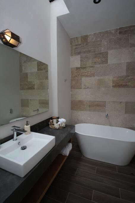 Exclusive Luxury Home with Rooftop Jacuzzi - Five-Bedroom House - 24