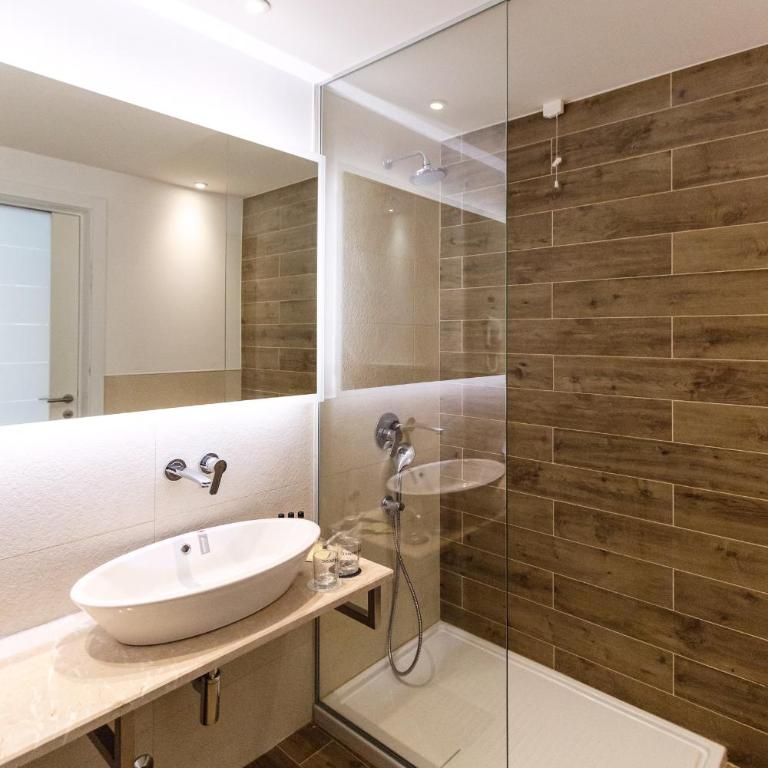 Hotel Nar - Dvokrevetna Soba sa Bračnim Krevetom i Balkonom - 5