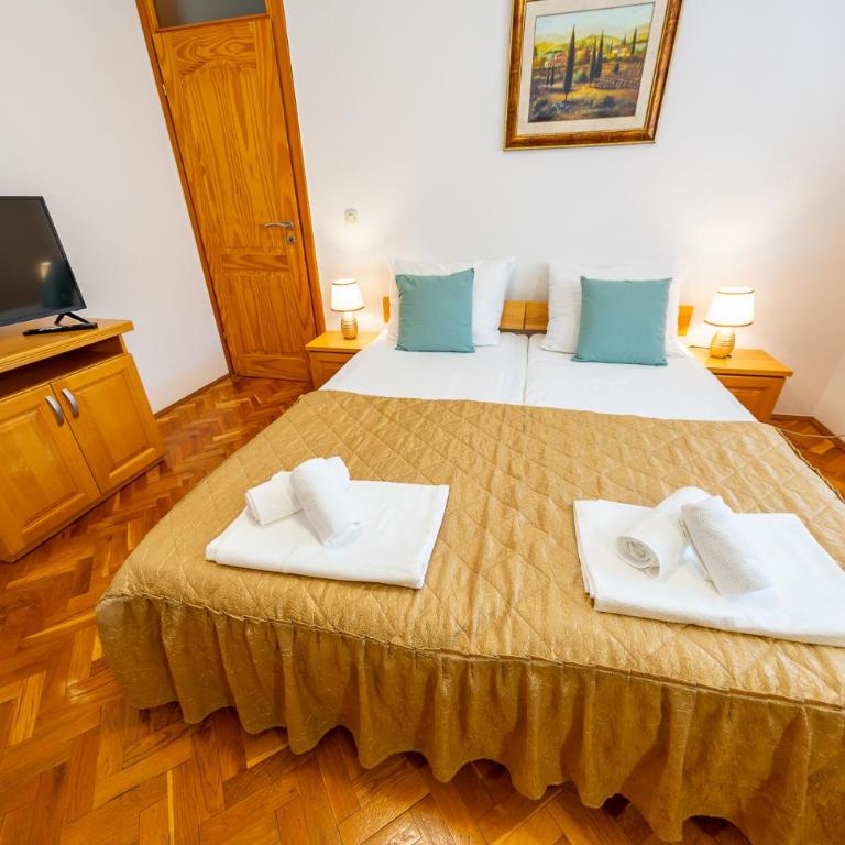 Villa Demadino - Dvokrevetna Soba sa Bračnim Krevetom i Sopstvenim Kupatilom - 1