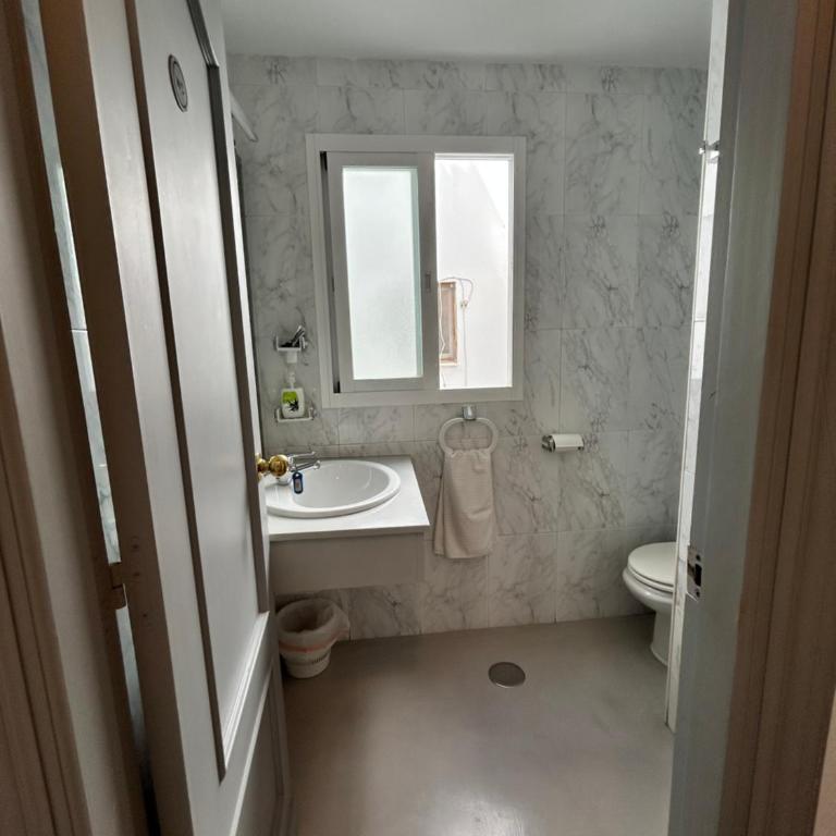 Hostal Berlin - Habitación Doble con baño privado externo - 1 o 2 camas - 3