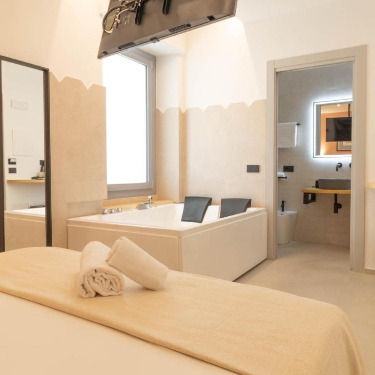 Sardinian Days - Suites & Rooms - King Room with Spa Bath - 1