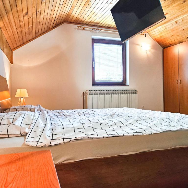 Sarajevo Pine Hideaway - Free Private Parking - Kuća sa 2 Spavaće Sobe - 5