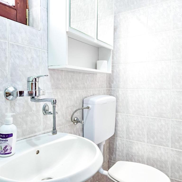 Sarajevo Pine Hideaway - Free Private Parking - Kuća sa 2 Spavaće Sobe - 21