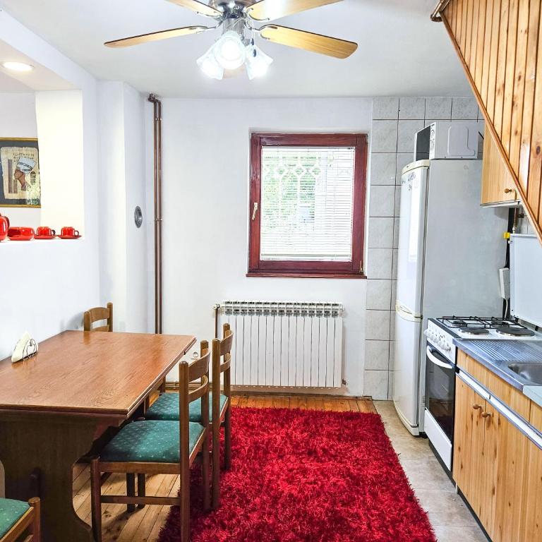 Sarajevo Pine Hideaway - Free Private Parking - Kuća sa 2 Spavaće Sobe - 19