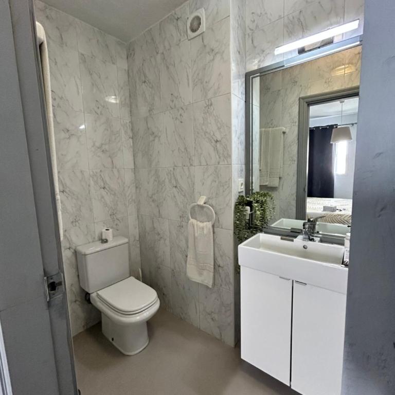 Hostal Berlin - Double or Twin Interior Room - 7